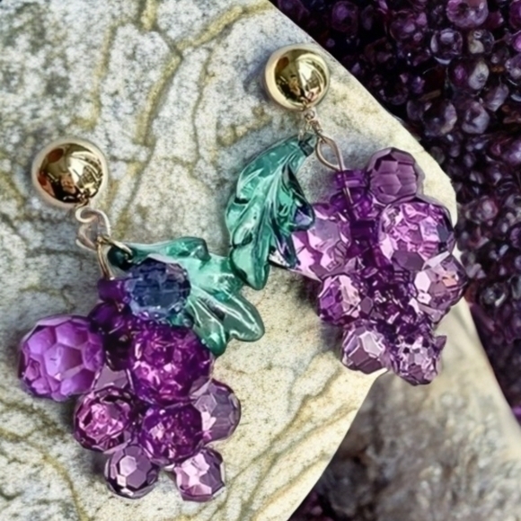 MODCLOTH BEADED GRAPE DROP EARRINGS 1 - Picture 2 of 4